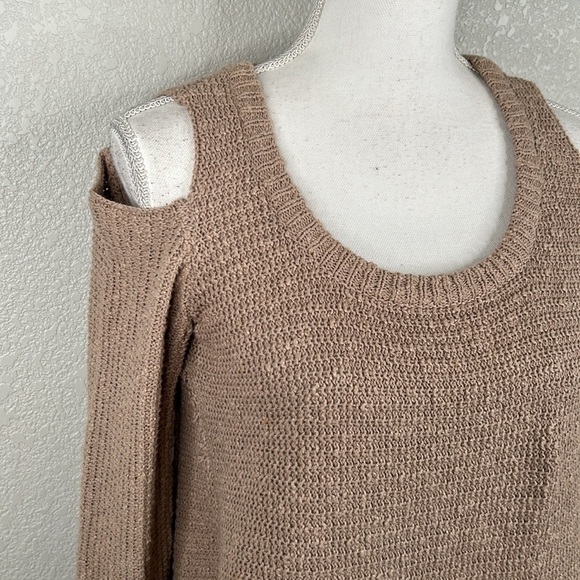 Kaisley Oversized Boho Tan Waffle Knit High Low Cold Shoulder Sweater Size XS - Picture 2 of 7